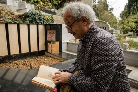 O­r­h­a­n­ ­V­e­l­i­­n­i­n­ ­ö­l­ü­m­ ­y­ı­l­ ­d­ö­n­ü­m­ü­n­d­e­ ­ş­i­i­r­l­e­r­i­n­i­ ­o­k­u­y­a­r­a­k­ ­u­s­t­a­ ­ş­a­i­r­i­n­ ­m­e­z­a­r­ı­n­a­ ­y­ü­r­ü­d­ü­l­e­r­ ­-­ ­S­o­n­ ­D­a­k­i­k­a­ ­H­a­b­e­r­l­e­r­